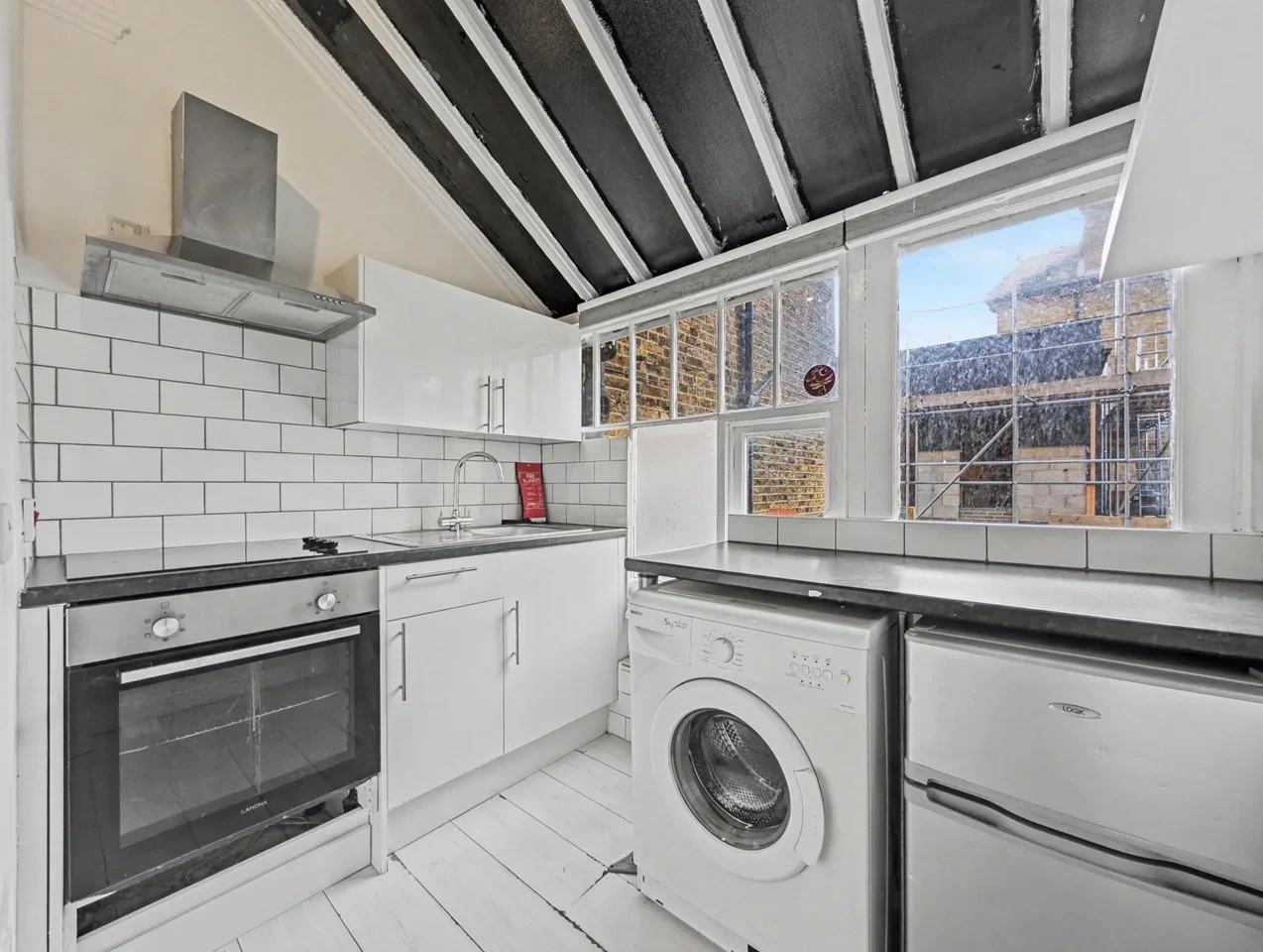 Flat Ferme Park Road in Greater London