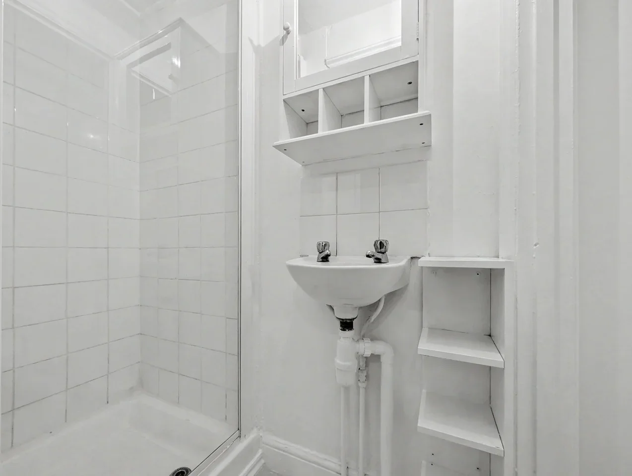 Flat Ferme Park Road in Greater London