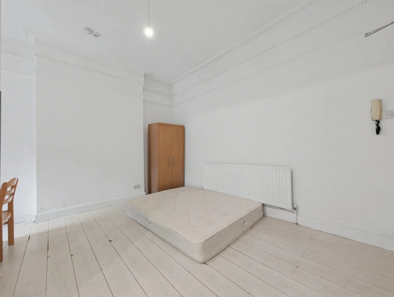 Flat Ferme Park Road in Greater London