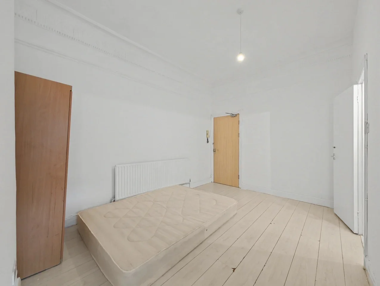 Flat Ferme Park Road in Greater London