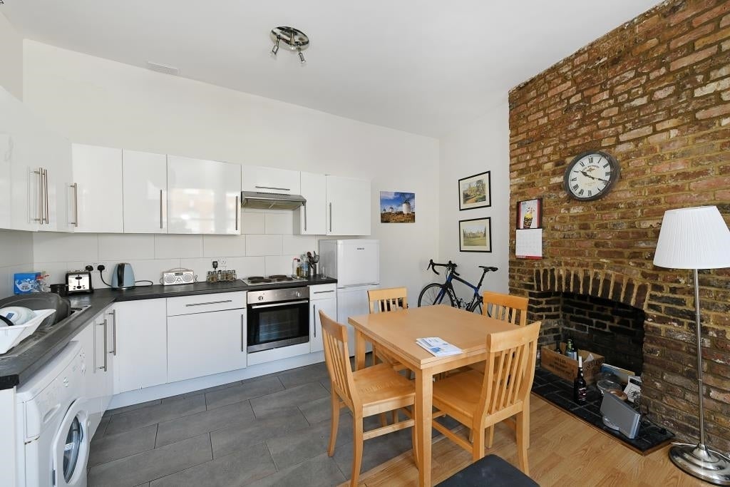 Flat Shaftesbury Road in Greater London