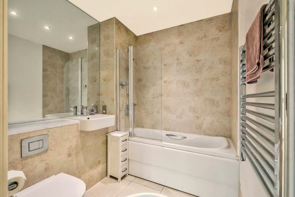 Flat Newark Street in Greater London