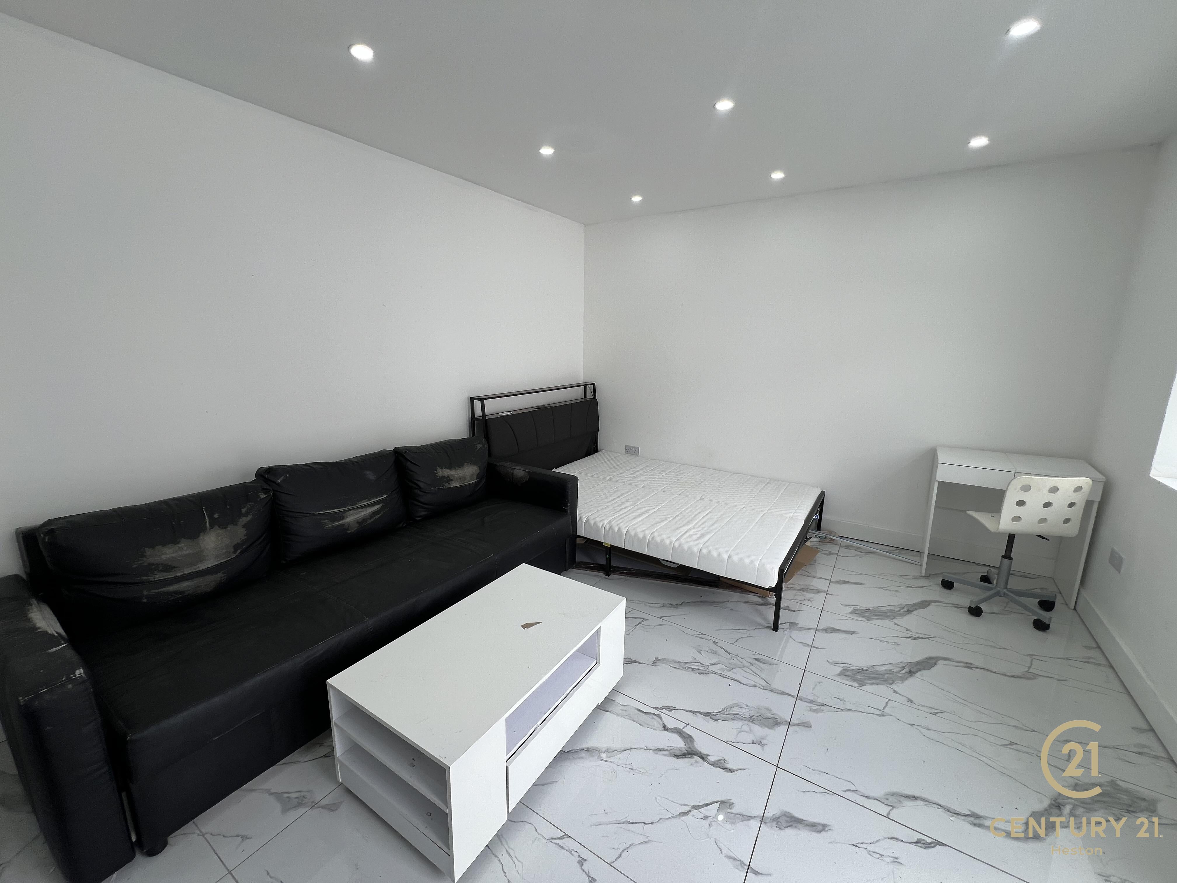 Flat Fern Lane in Greater London