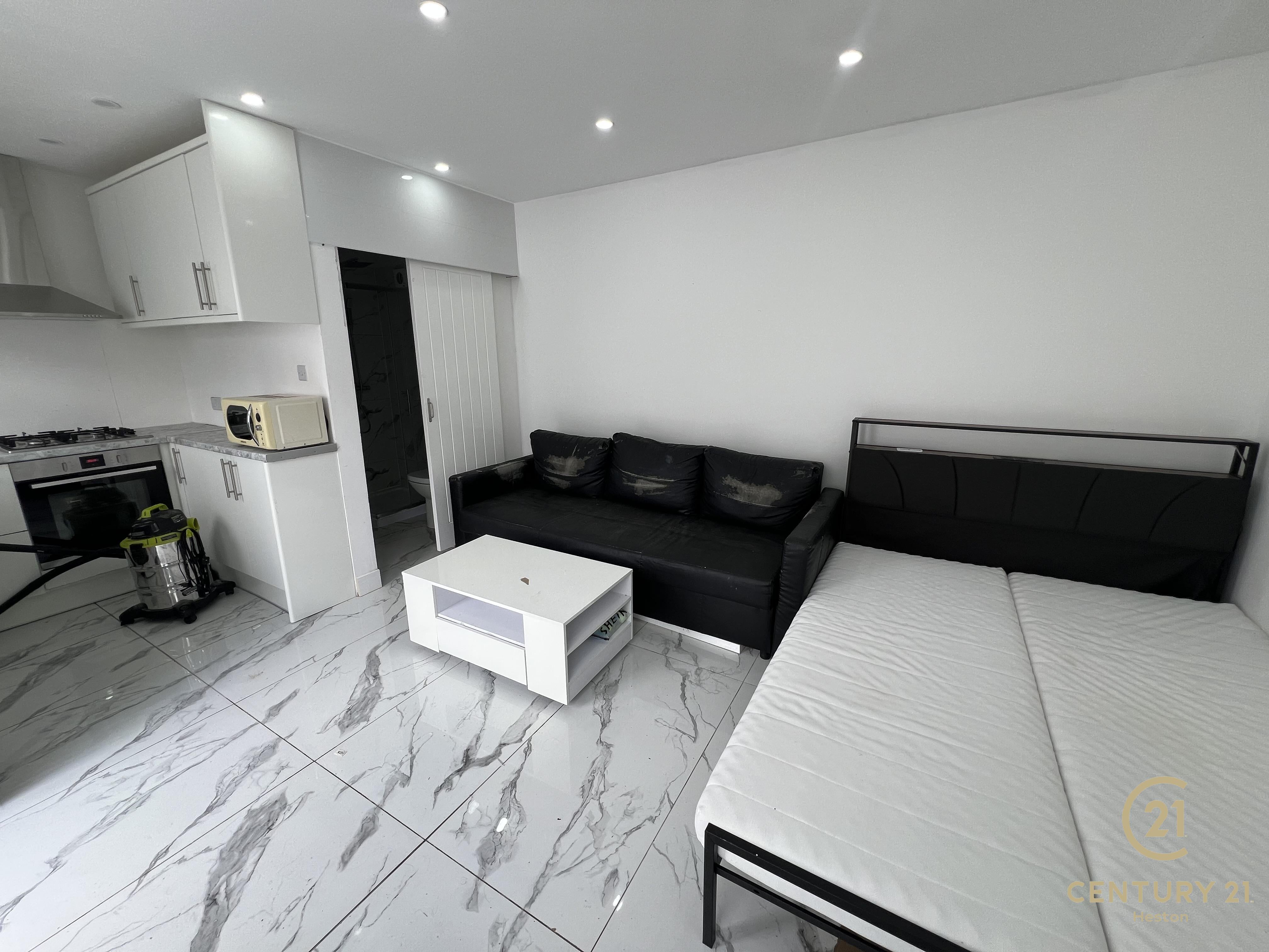 Flat Fern Lane in Greater London