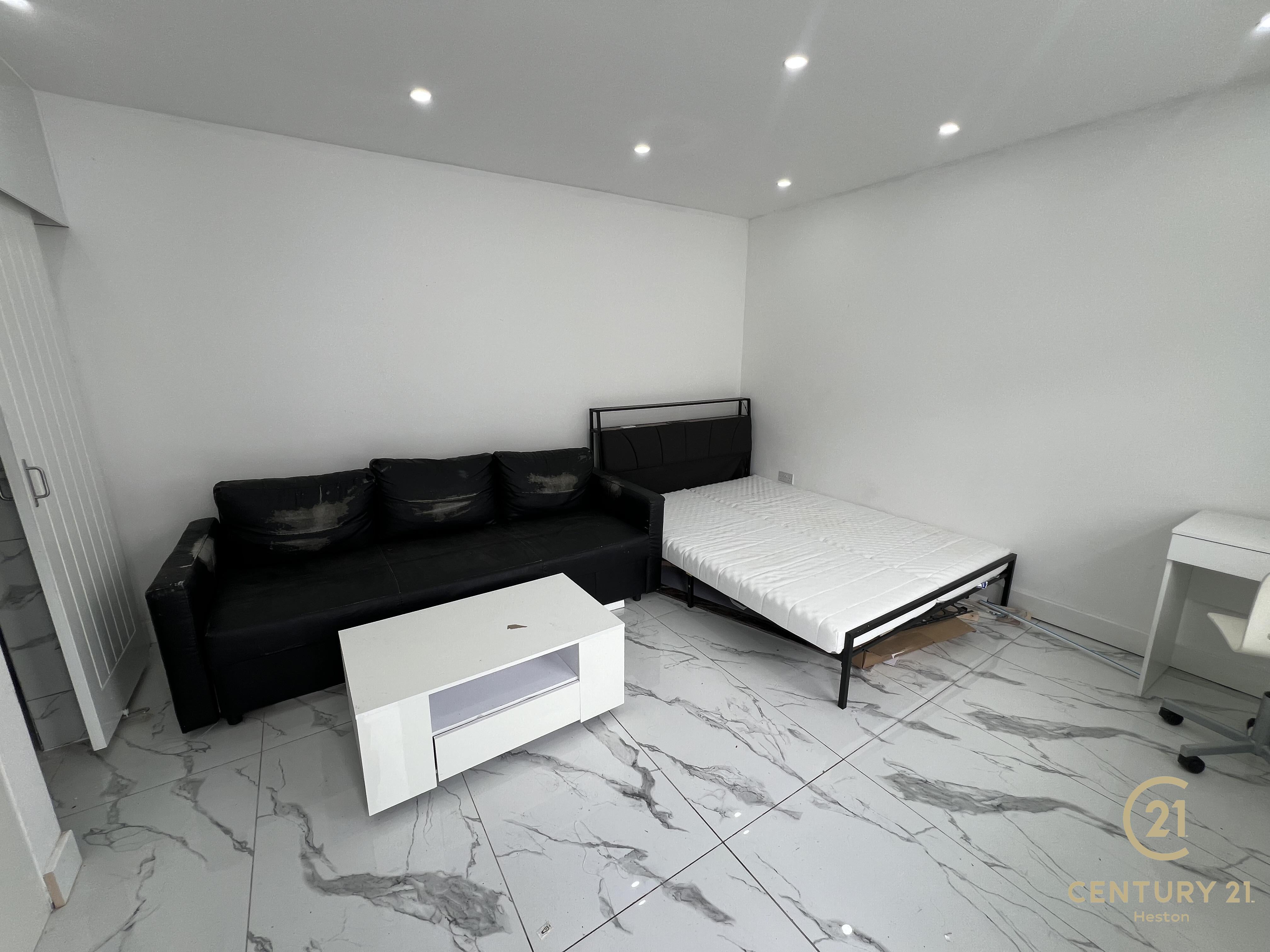 Flat Fern Lane in Greater London