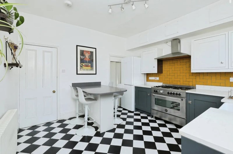 Room Tullibardine Road in Sheffield