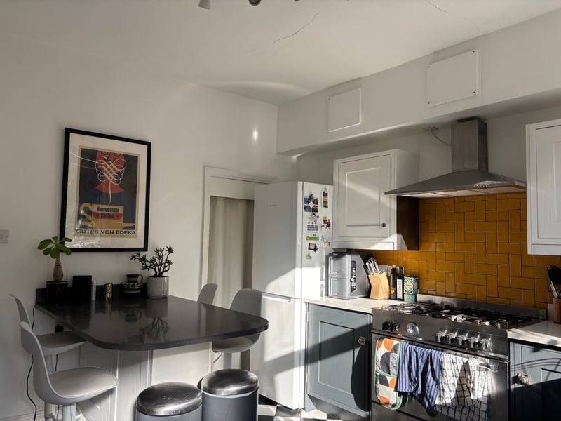 Room Tullibardine Road in Sheffield
