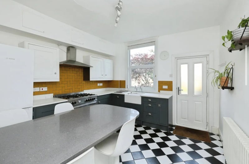 Room Tullibardine Road in Sheffield