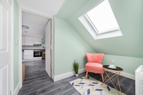 Flat Framlingham Crescent in London