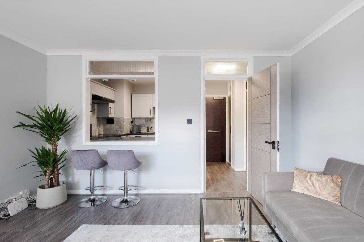 Flat Upper Thames Street in City of London