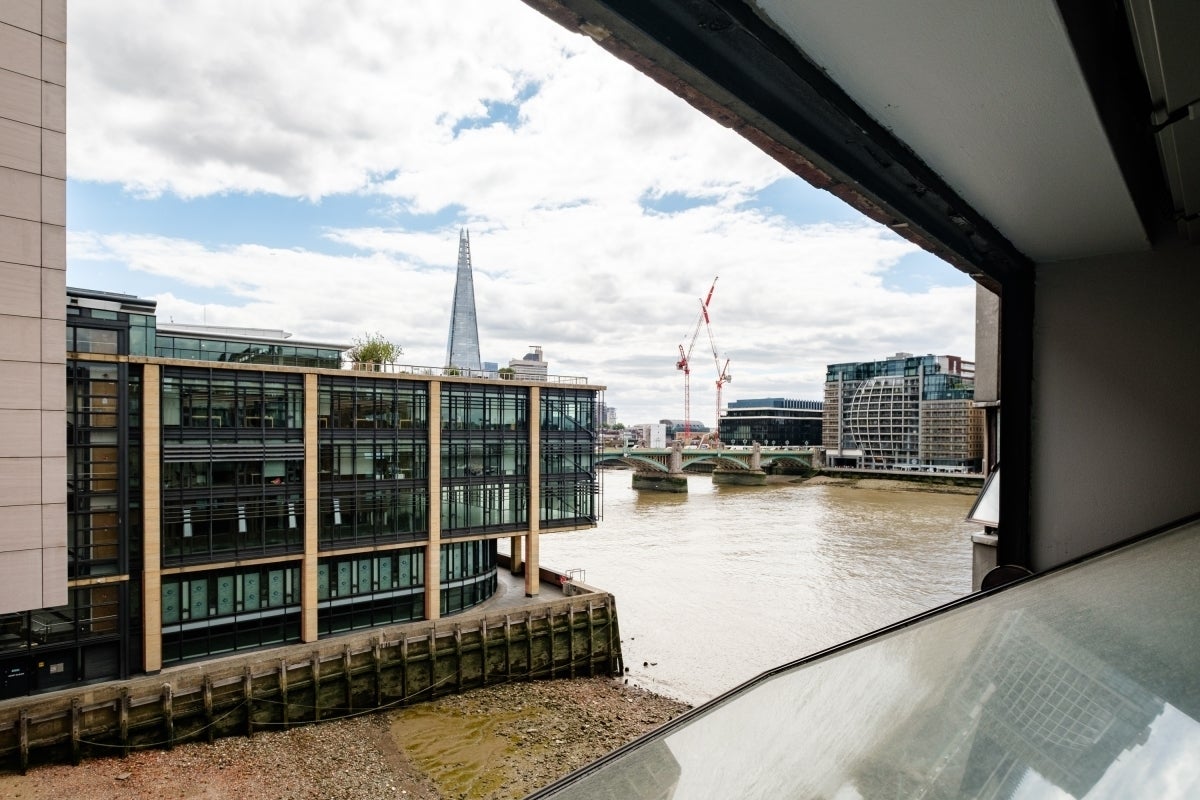 Flat Upper Thames Street in City of London