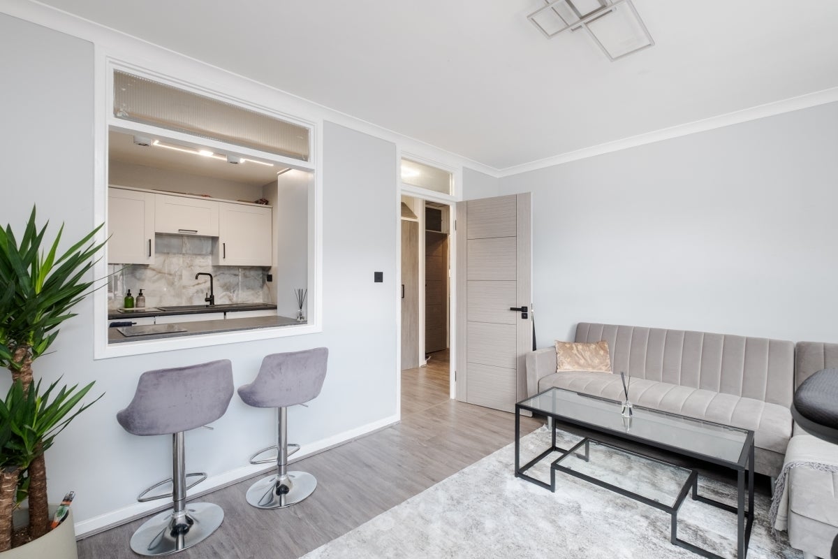Flat Upper Thames Street in City of London