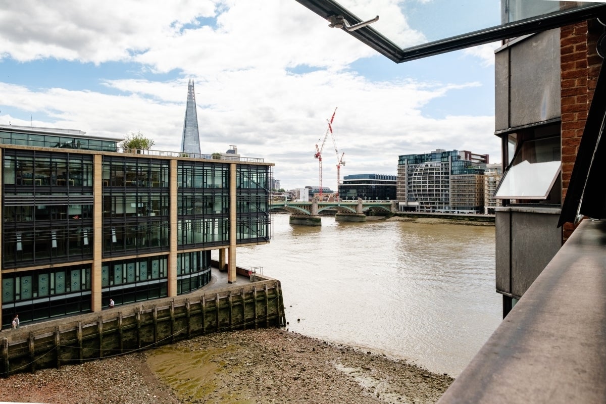 Flat Upper Thames Street in City of London