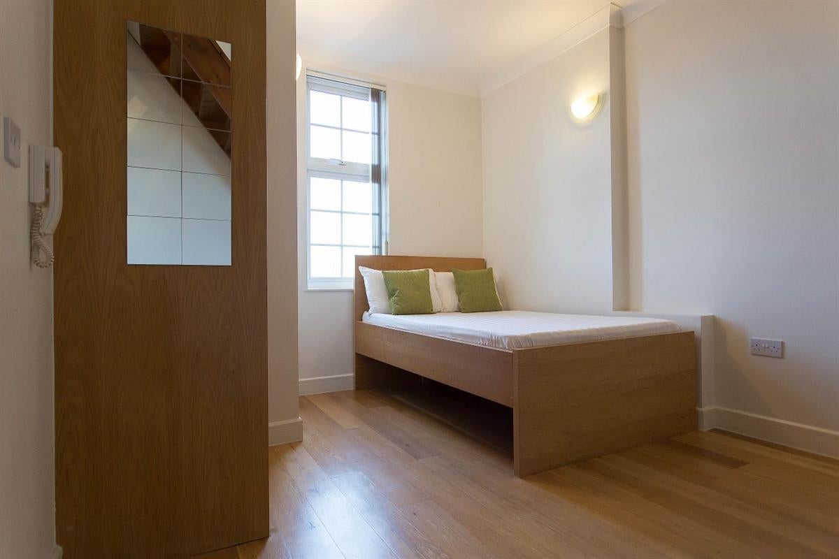 Flat Golders Way in Greater London