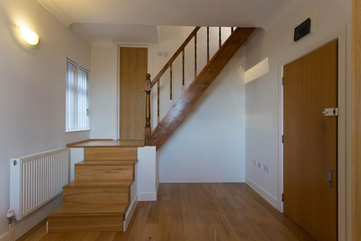 Flat Golders Way in Greater London