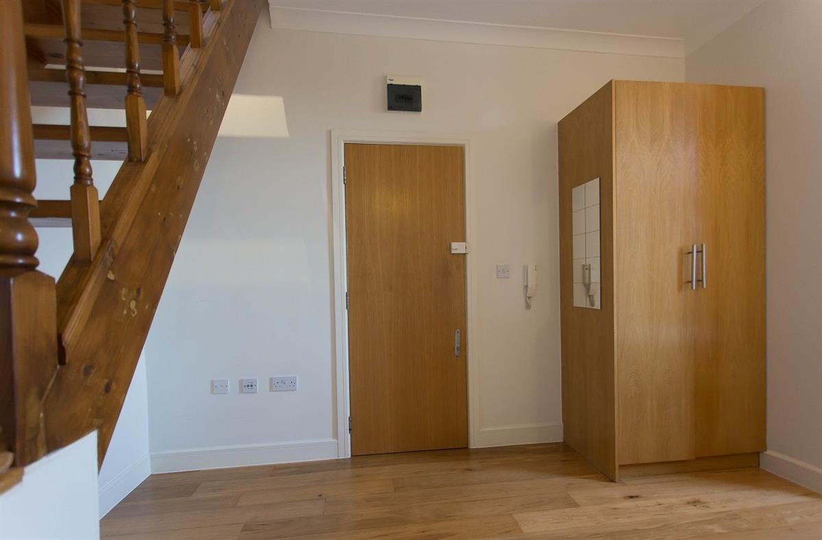 Flat Golders Way in Greater London