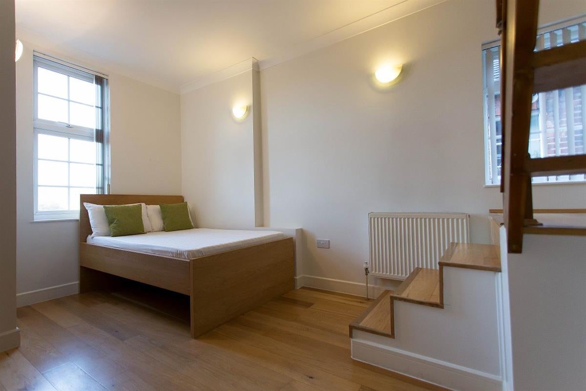 Flat Golders Way in Greater London