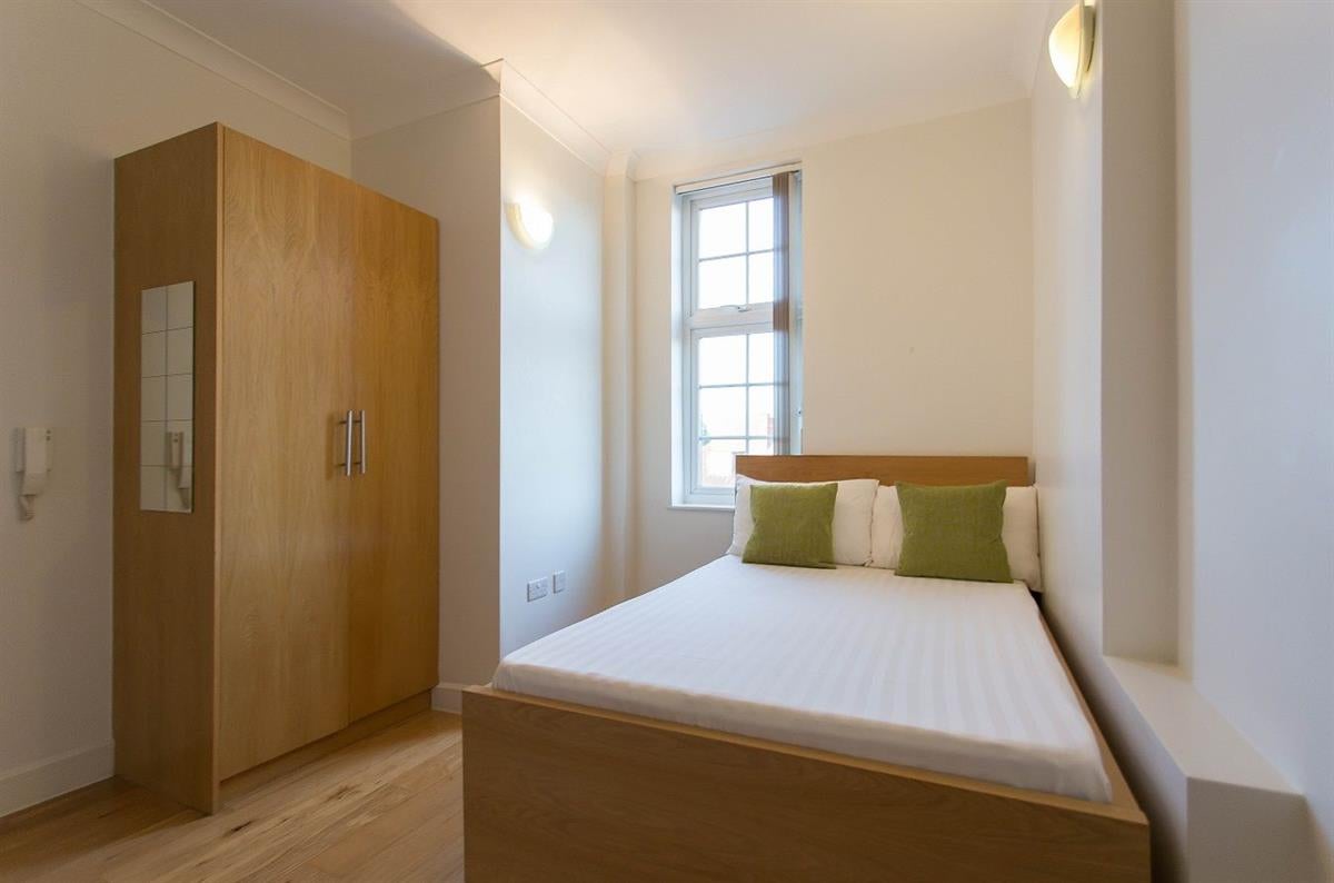 Flat Golders Way in Greater London