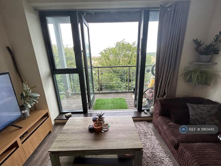 Flat Waterstone Way in Dartford