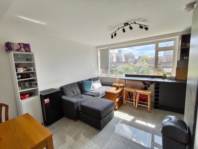Room Mina Road in Greater London