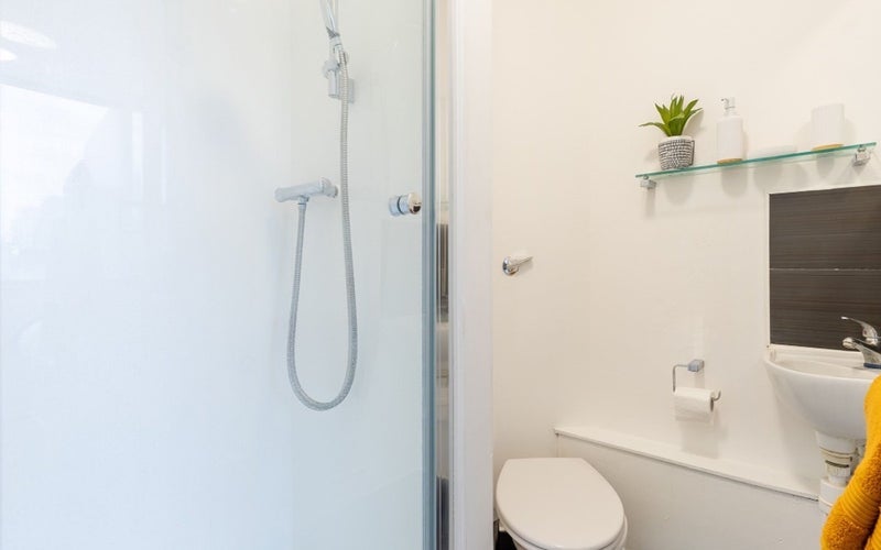 Room King's Road in Greater London