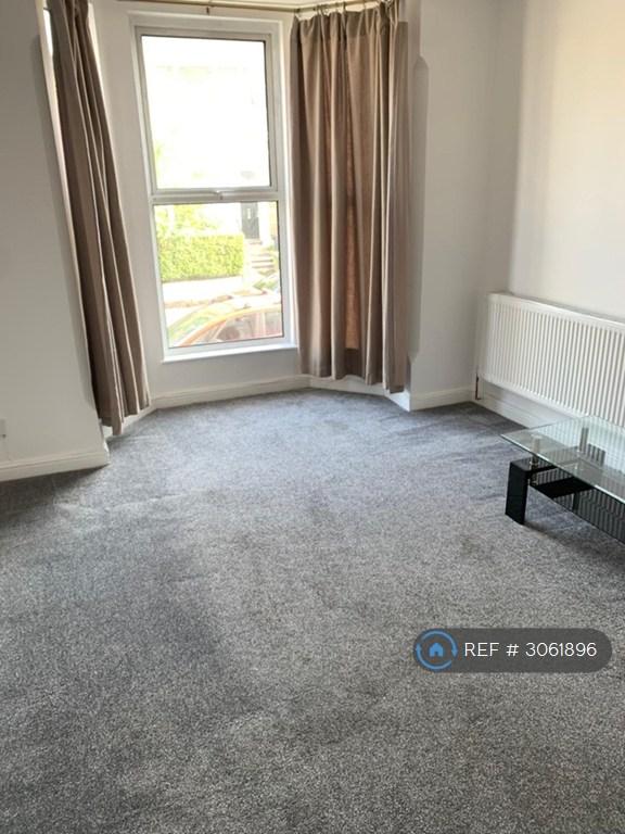 Flat Vicarage Road in Greater London