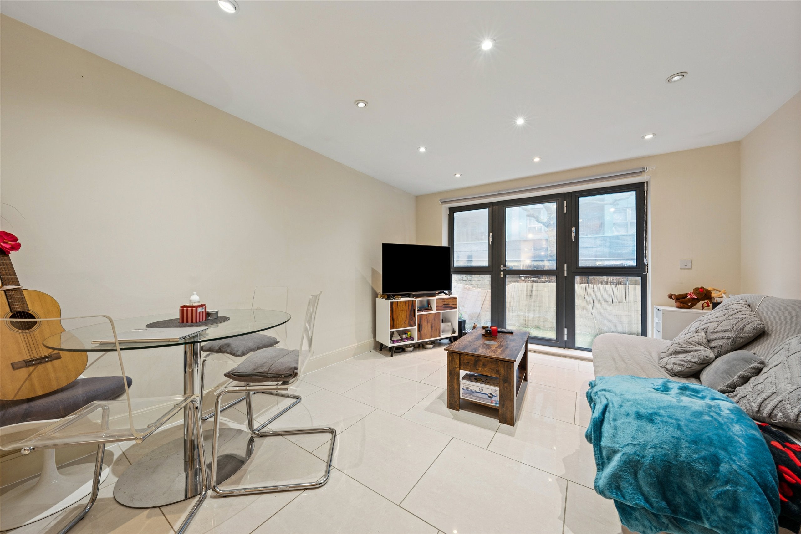 Flat Spa Road in Greater London