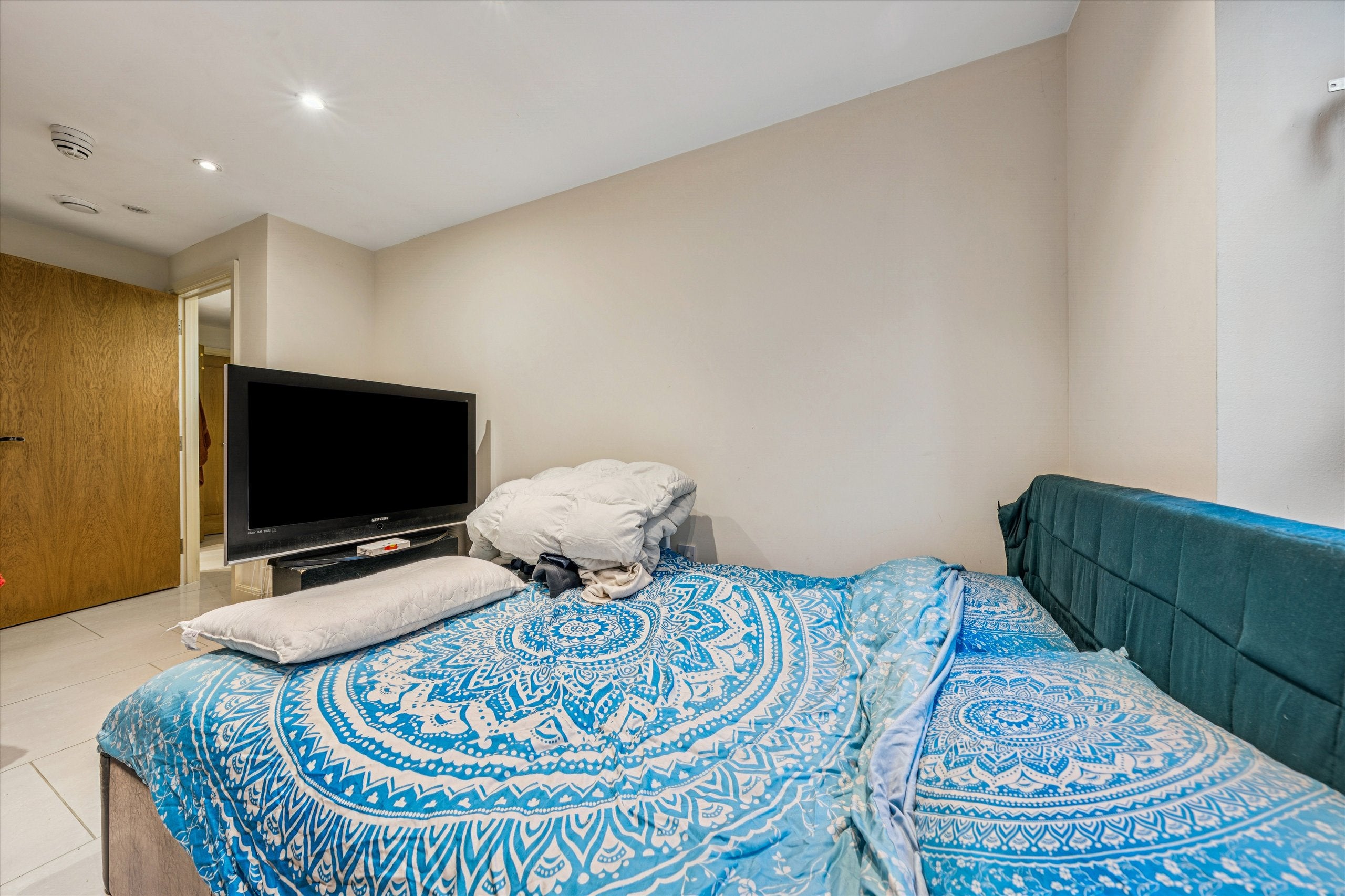 Flat Spa Road in Greater London