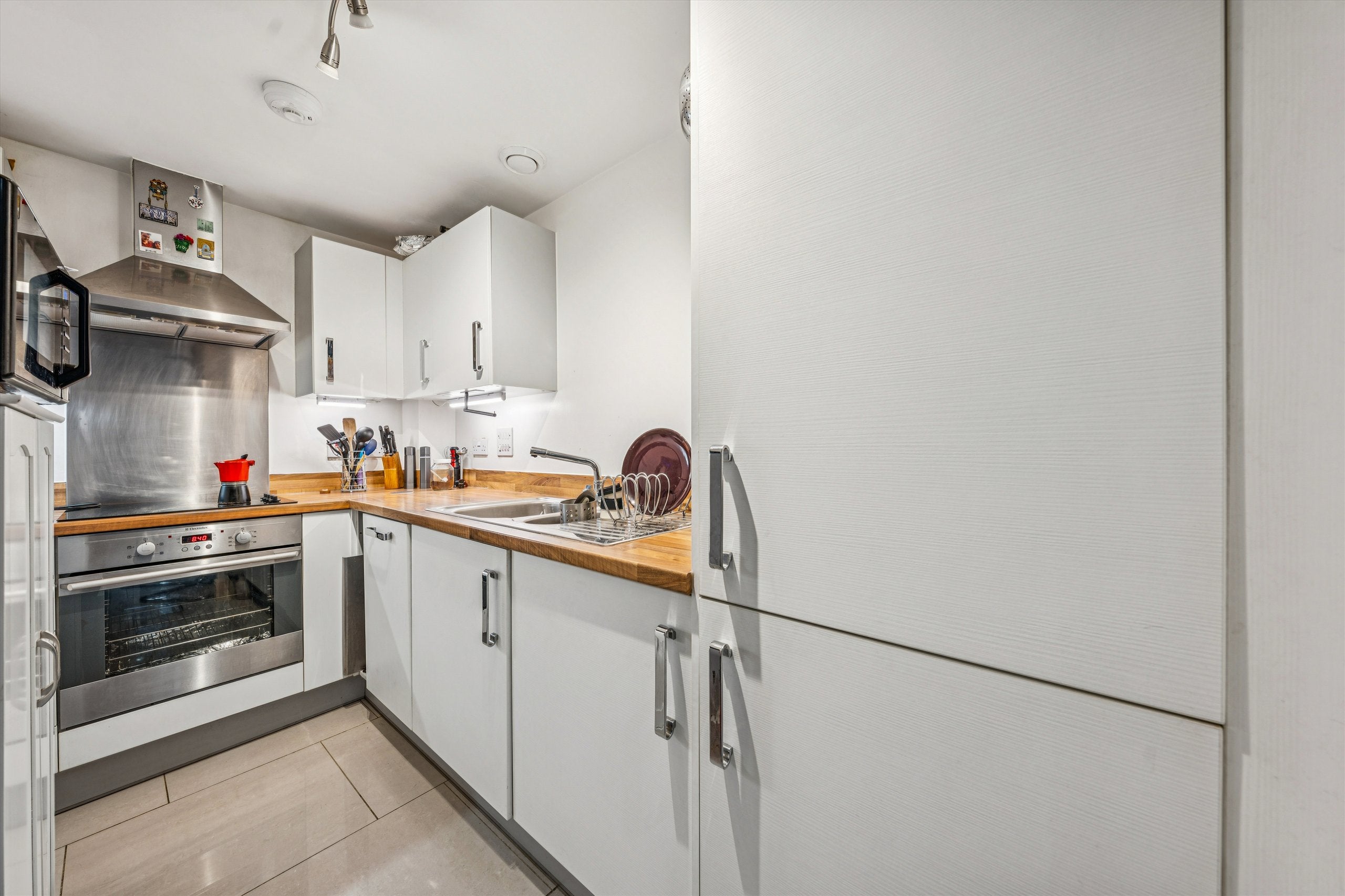 Flat Spa Road in Greater London