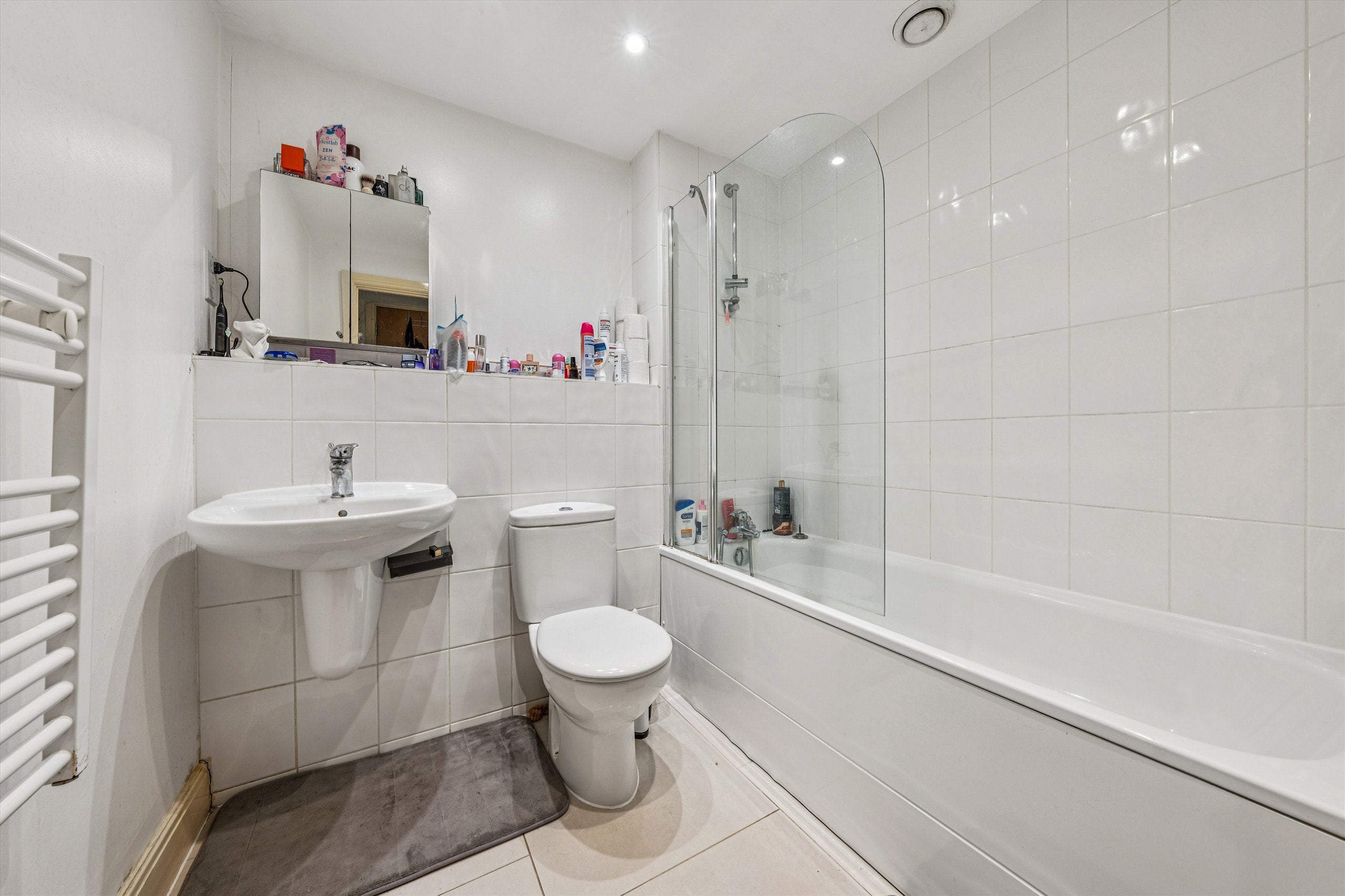 Flat Spa Road in Greater London