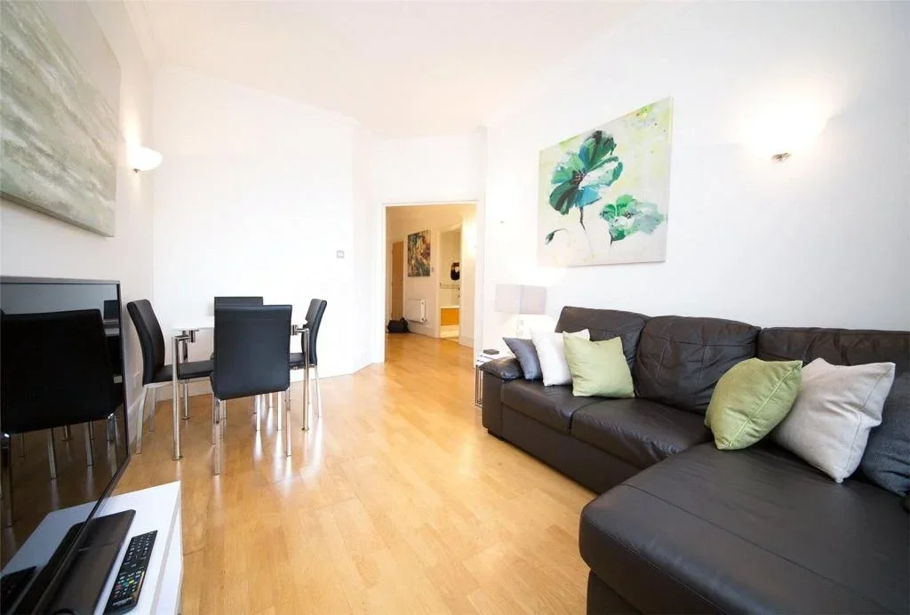 Flat Belvedere Road in Greater London