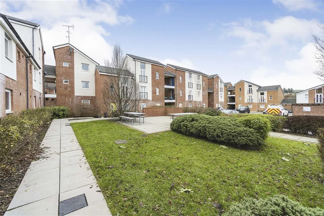 Flat Clos Cwm Golau in Merthyr Tydfil