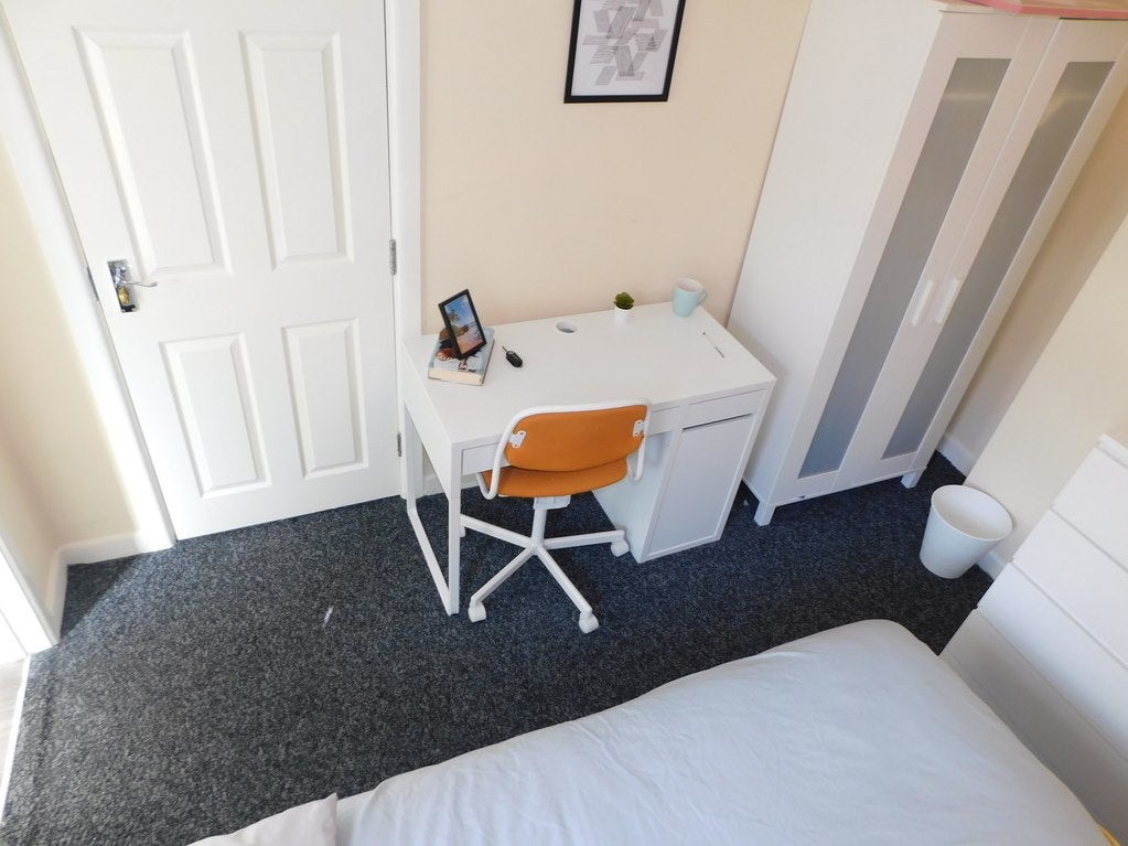 Room Rollesbrook Gardens in Southampton