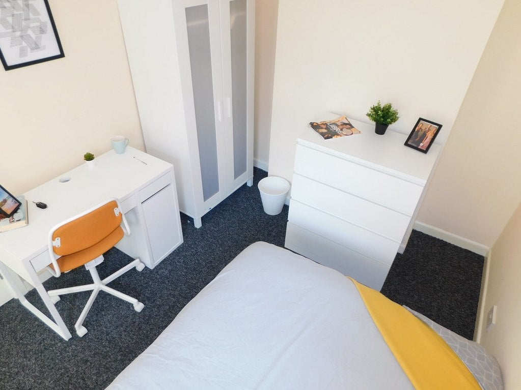 Room Rollesbrook Gardens in Southampton