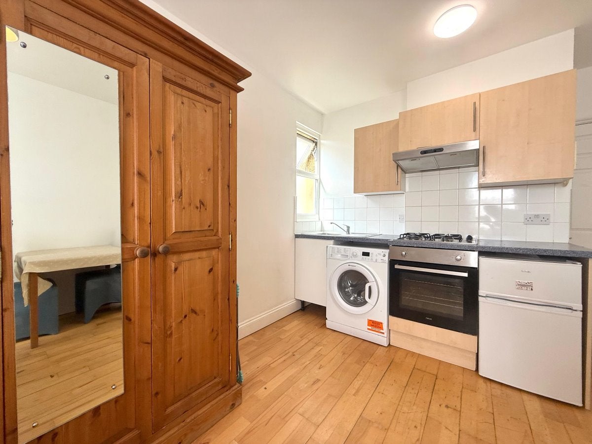 Flat Aberdeen Road in Greater London