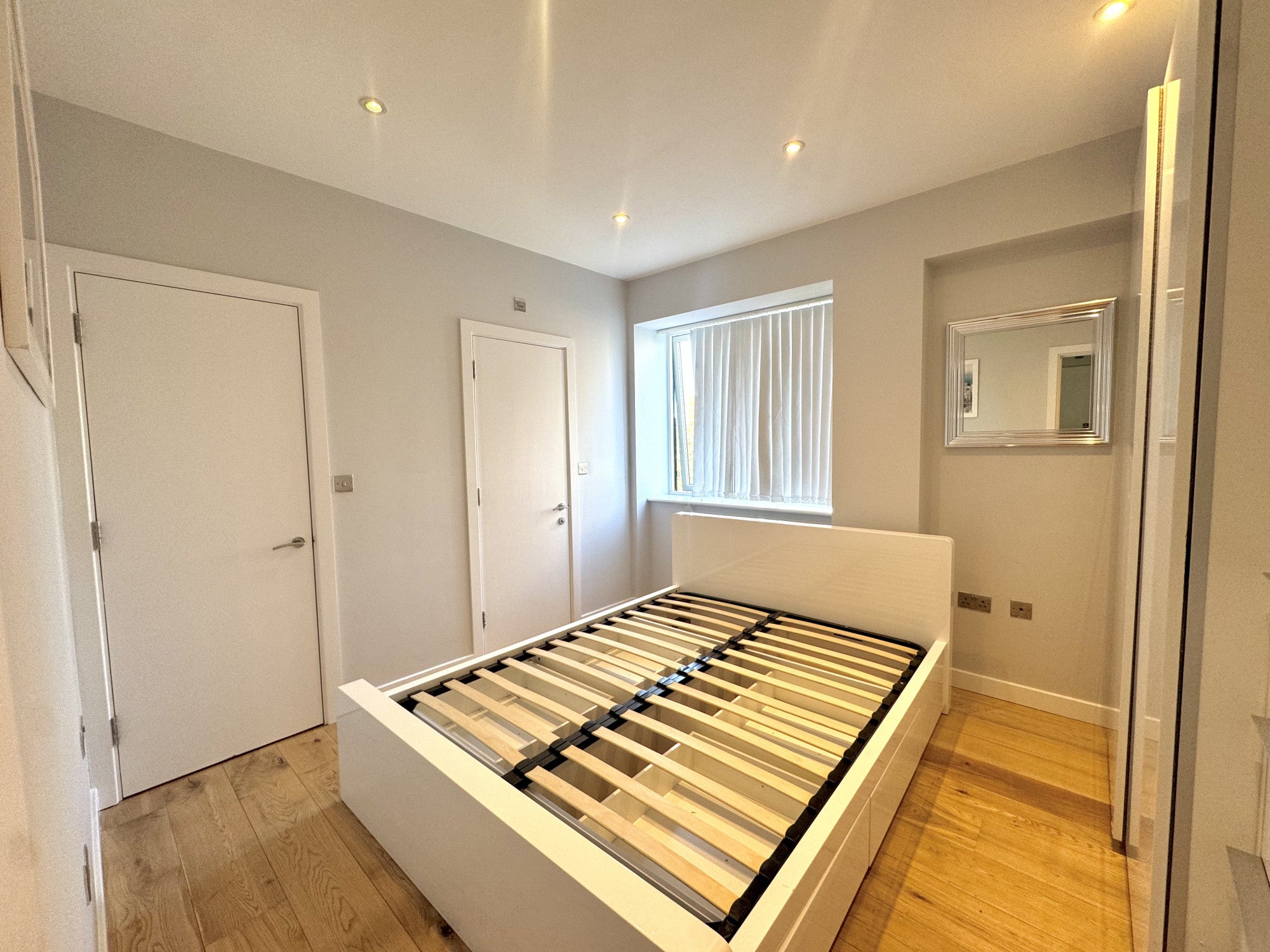 Flat Kingshill Avenue in Greater London