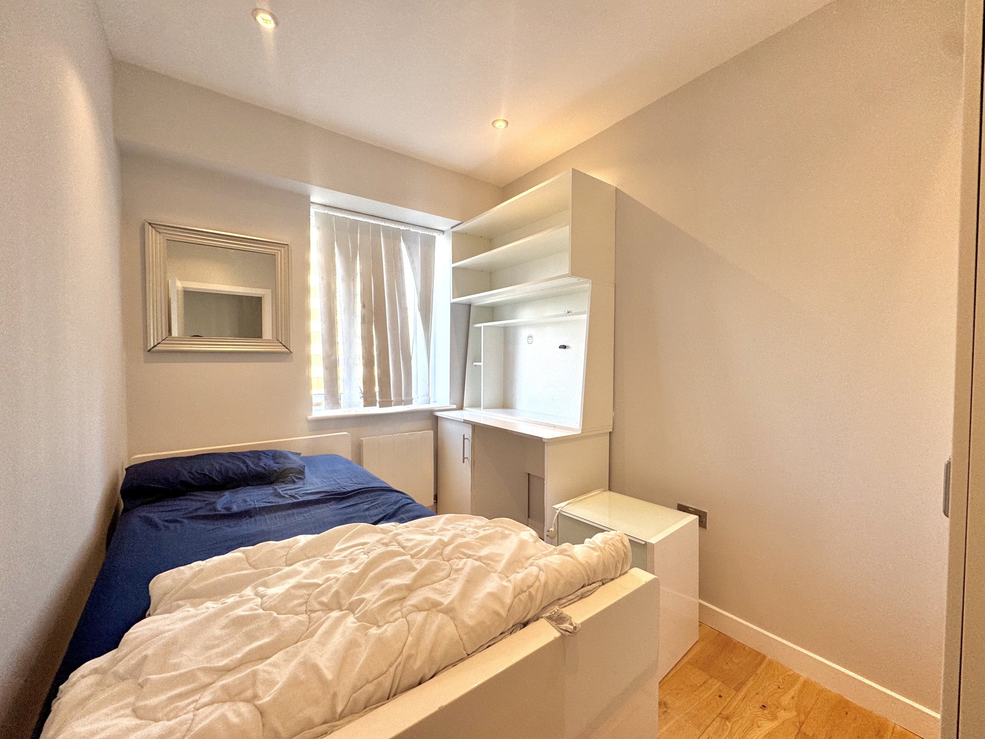Flat Kingshill Avenue in Greater London