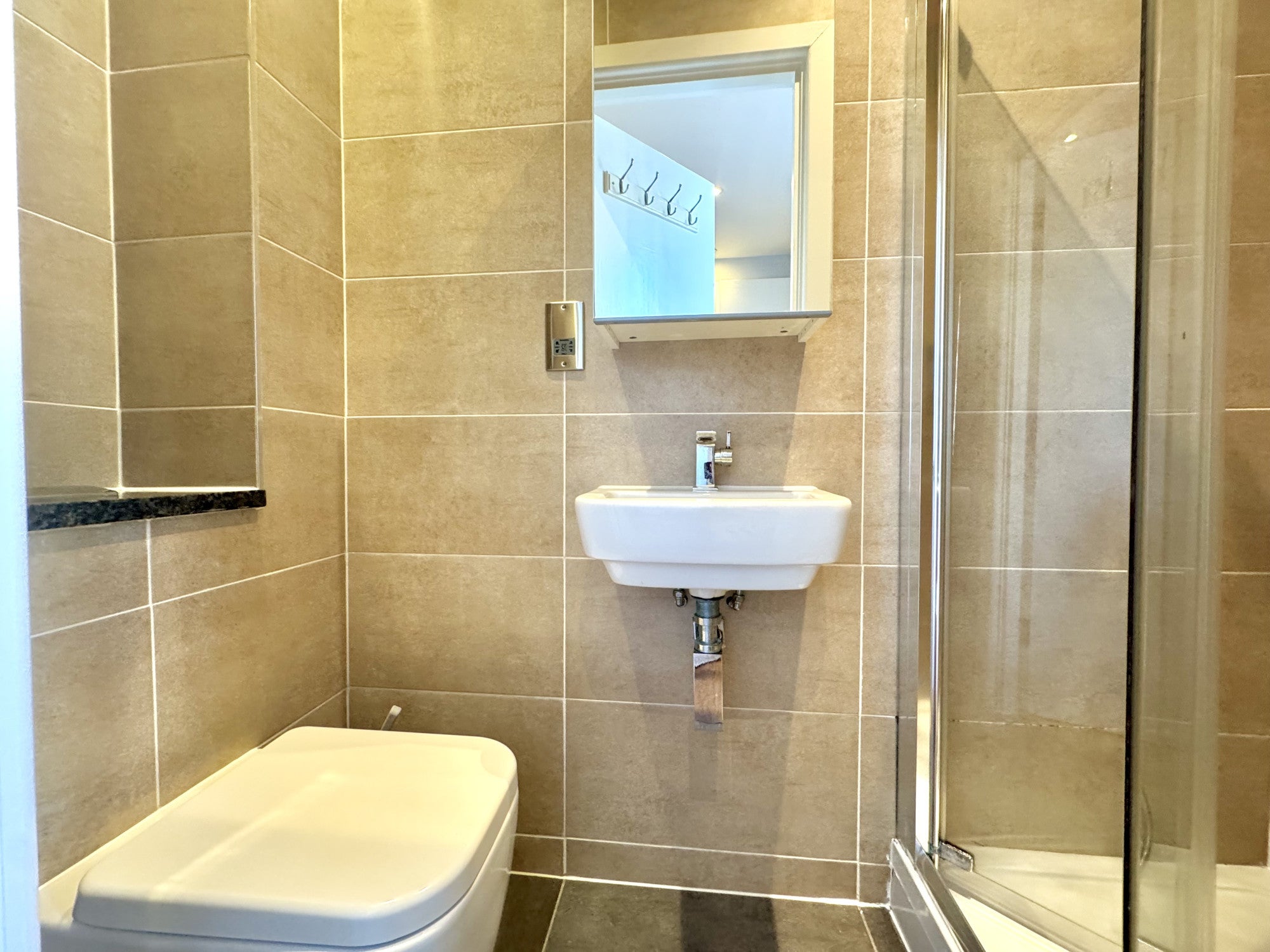 Flat Kingshill Avenue in Greater London