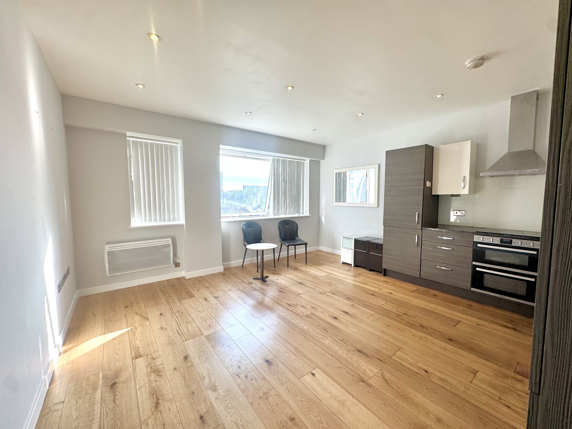 Flat Kingshill Avenue in Greater London