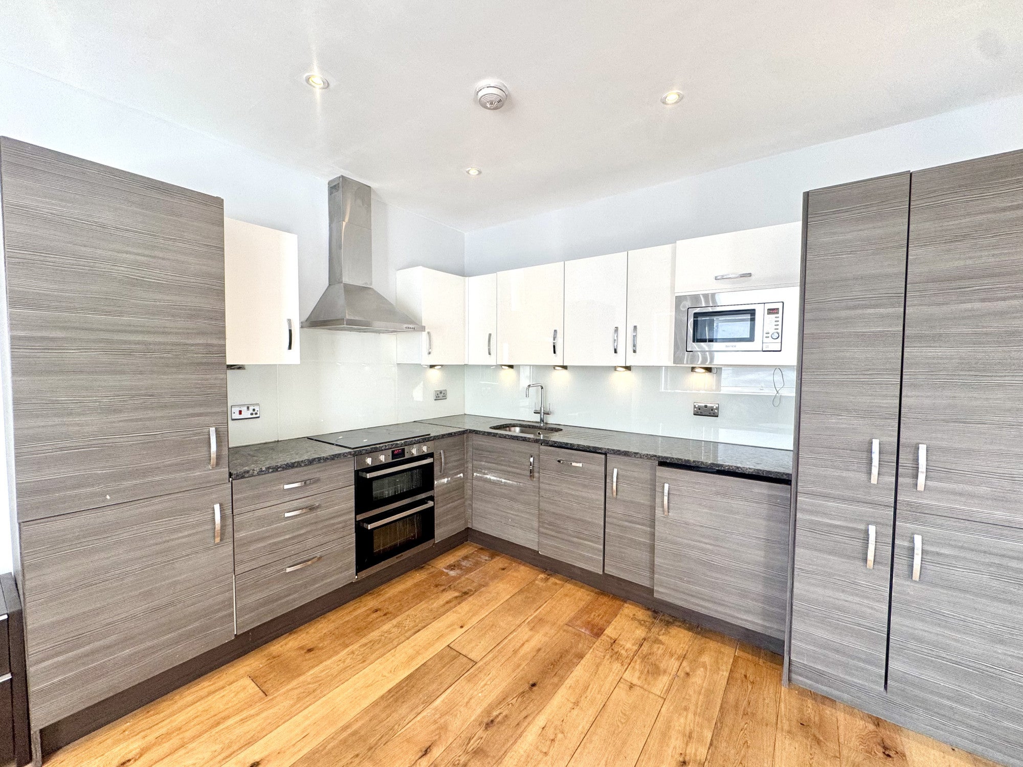 Flat Kingshill Avenue in Greater London