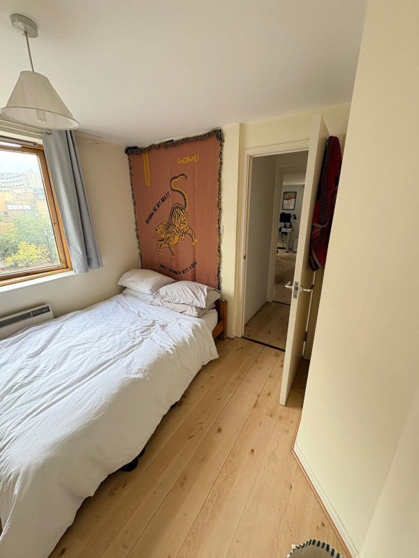 Room Cremer Street in Greater London