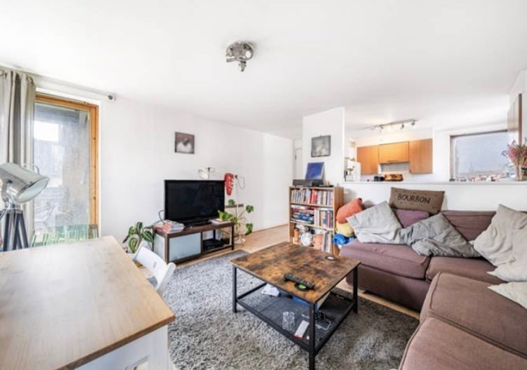 Room Cremer Street in Greater London