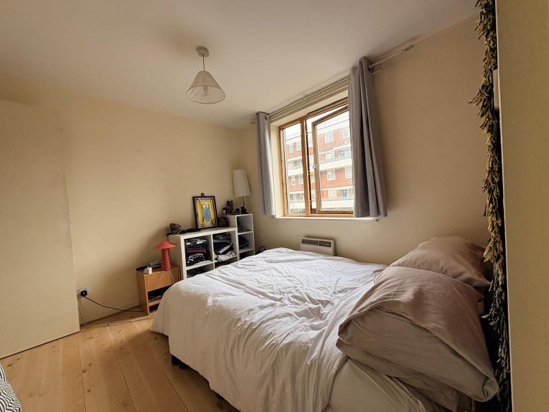 Room Cremer Street in Greater London