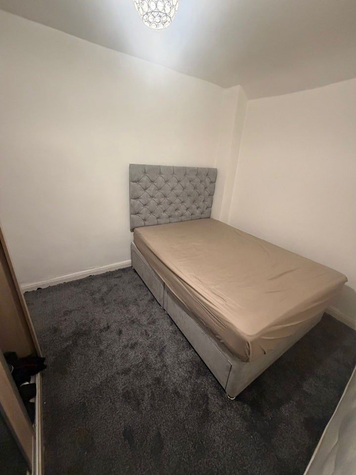 Room Hurford Avenue in Manchester