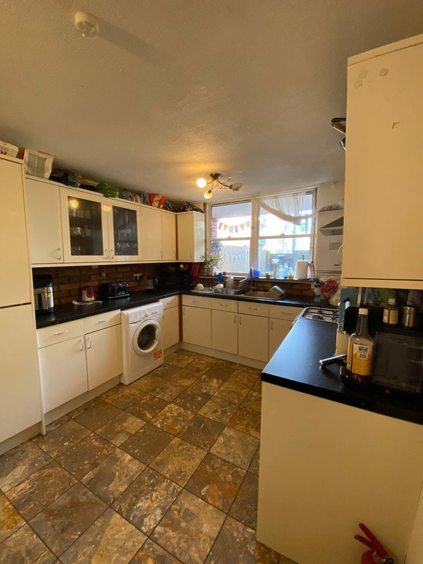 Room Upper Gulland Walk in Greater London