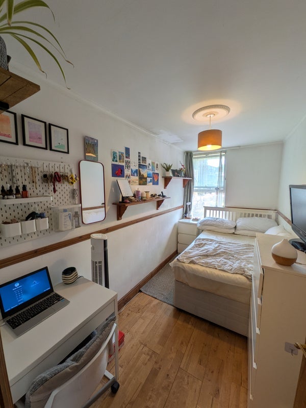 Room Upper Gulland Walk in Greater London