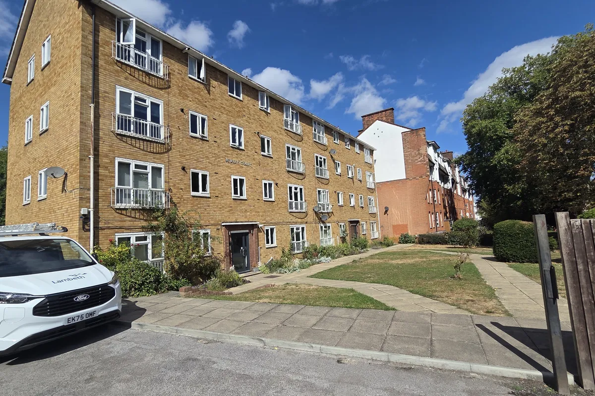 Flat Brixton Hill in Greater London