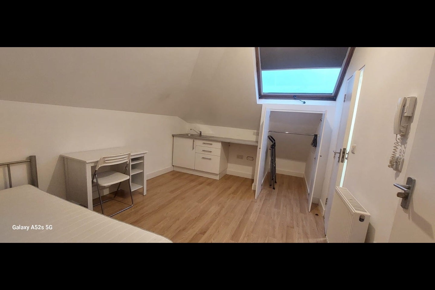 Flat Garratt Road in Greater London