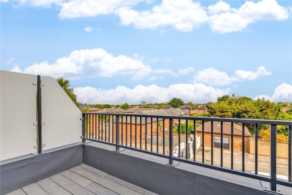 Flat Purley Avenue in Greater London
