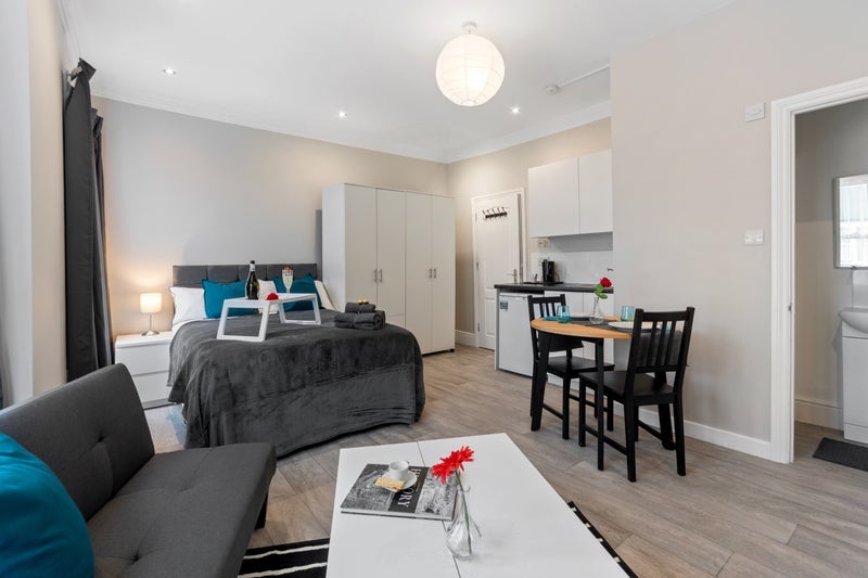 Room Percy Road in Greater London